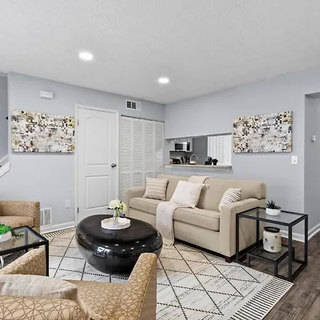 Cozy 2-Bedroom Townhome With Fenced Backyard/Gazebo